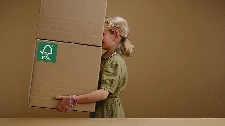 Jenta bærer esker - bærekraftig emballasje