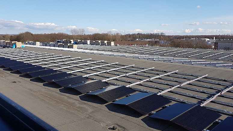 Solcellepaneler på taket til Boxon